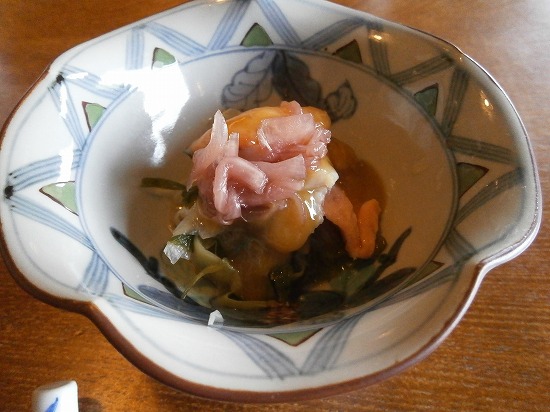 本日の注文は「松花堂弁当 玉名」1575円です。 写真は貝のぬたです。