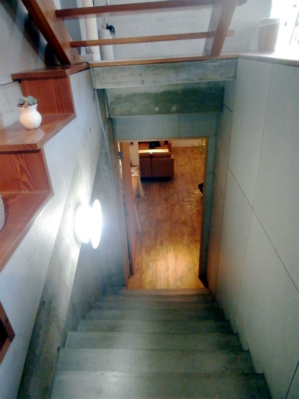 地下室への階段