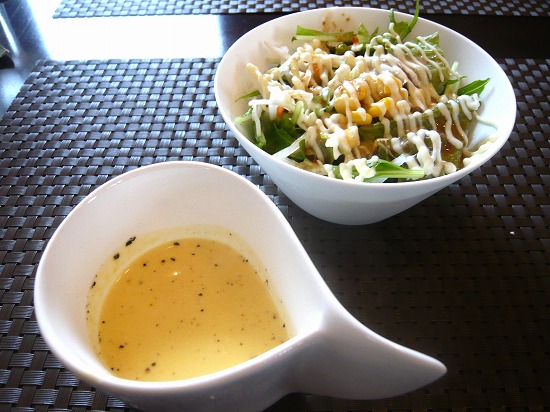 こくがあって美味しいカボチャのスープと､野菜の種類が多いグリーンサラダ