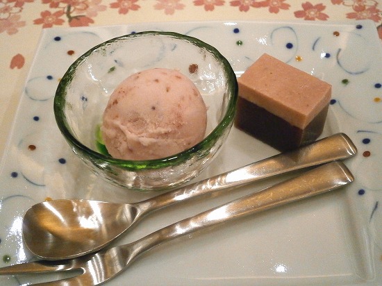 デザート二種は、苺ようかんと豆乳苺アイスです。 