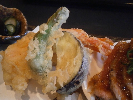 海老、野菜の天ぷらで、サクサクで美味しかった。