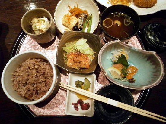 本日の注文は「彩り膳」1680円です。 お魚とお肉の両方付いているメニューです。