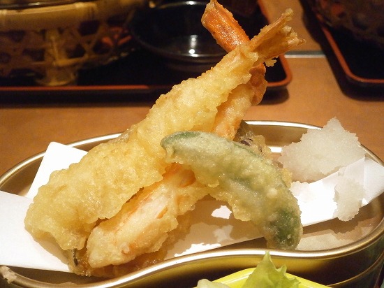 カニ付豪華な天ぷら盛り合わせ。 海老２匹かと思ったらカニでした！