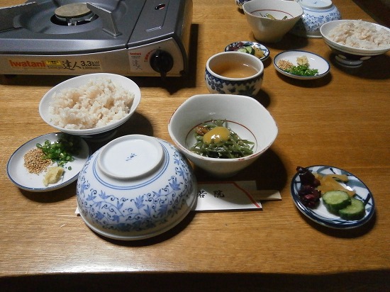 席に着くと、まず茶めし、山くらげのからし味噌和え、お漬物、薬味、つけだれが運ばれてきました。 湯豆腐は1200円です。