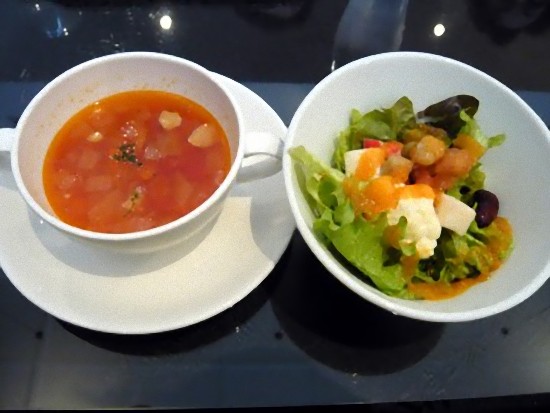 サラダとスープです｡ サラダは沢山の種類の野菜が入っていて美味しかったです。