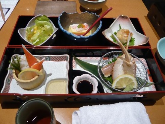 これは「彩り御膳」2,625円です｡ 天ぷらとお吸い物、巻寿司が付きます。