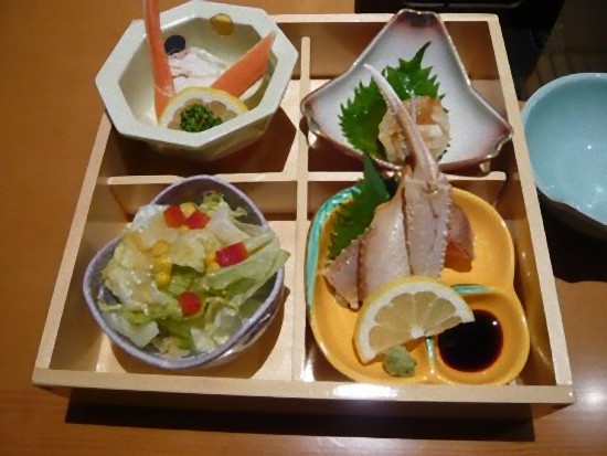 これは「甲羅御膳」3,045円です｡ 天ぷら、吸い物、かにすき、お寿司が付きます。