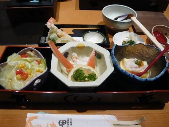 これは「あじわい御膳」2,100円です｡ 天ぷら、ぞうすい、かに豆富が付きます。 雑炊は量がたっぷりあって、あっさりしていて美味しかったので皆で分けて食べました。
