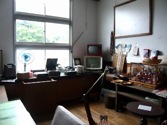 このお部屋は昭和時代のレトロな電化製品や本などを集めて展示してありました。