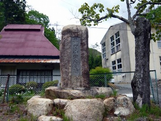 「井関小学校之跡」と彫られた碑が校門横に建っていました。