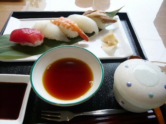 こちらは「憩いランチ」1260円の､茶碗蒸し、握り寿司５貫です｡