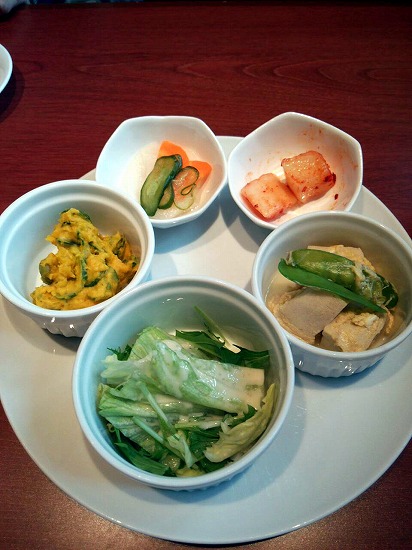 キムチ、サラダ、ナムル、小鉢２品
