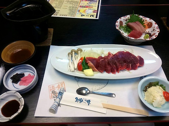 天ぷらと刺身のついたステーキセット