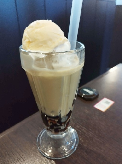 本日の注文は「カフェ・オレ フロート」680円です。