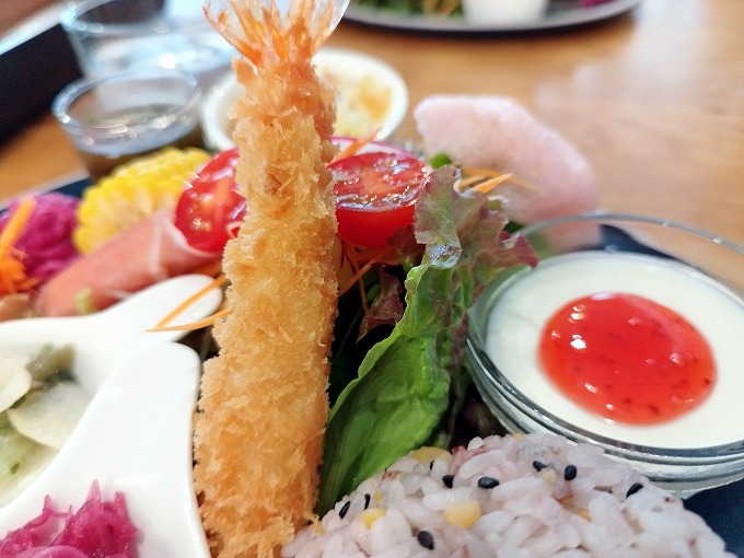 エビフライ、グリーンサラダ、ブラマンジェ