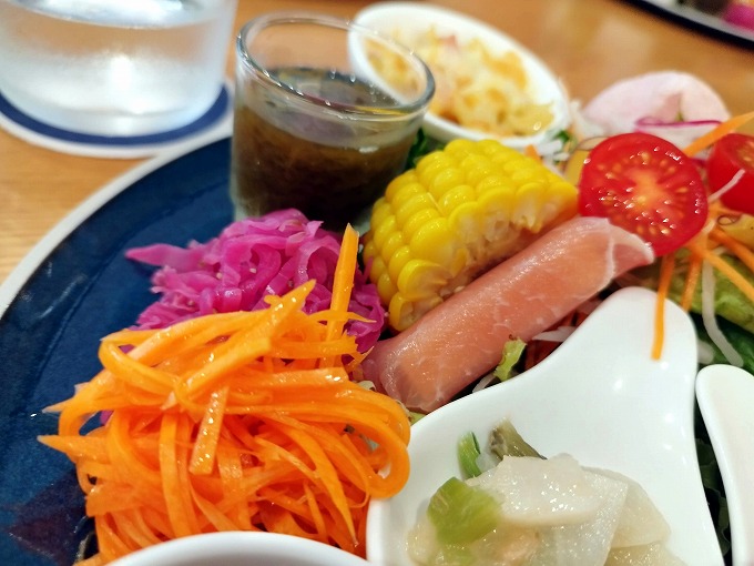 チーズの生ハム巻、コーン、モズク酢