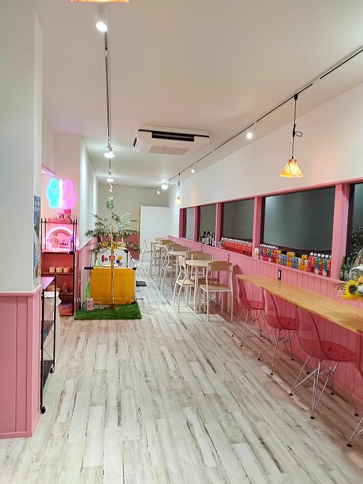 ポップな店内