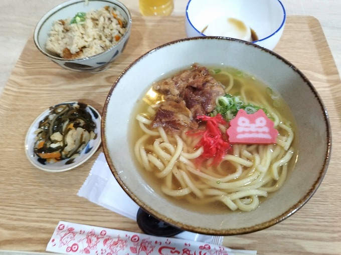 メンバー注文の「うちなーランチ」1000円です。