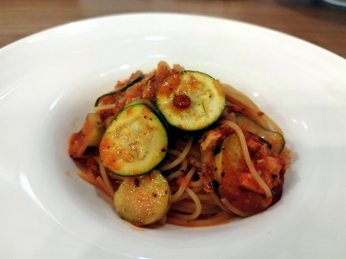 本日の注文は「ハーブサーモンと秋なすのトマトパスタ」1650円です。 サラダ、自家製パン、今週のひと皿 ※下記からおひとつお選びください。 ハーブサーモンと秋なすのトマトパスタ 