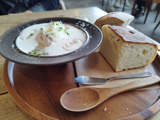 季節のスープと焼きたてパンのプレート