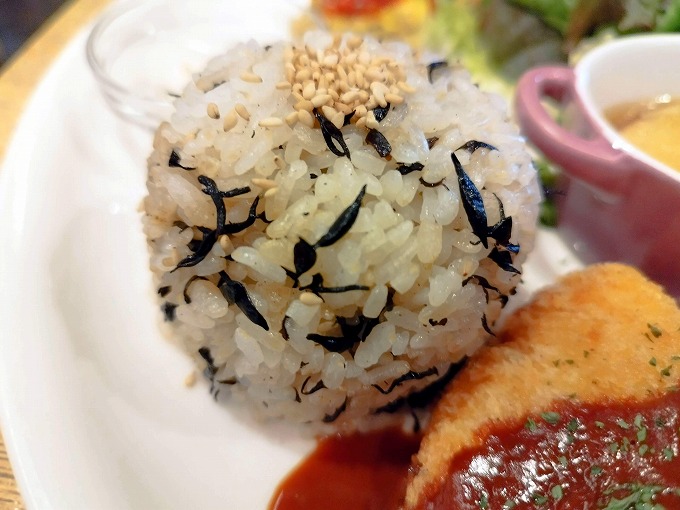 自家製パンorひじきの混ぜご飯を選べます。 ※パンとご飯は１回のみおかわりできます。 