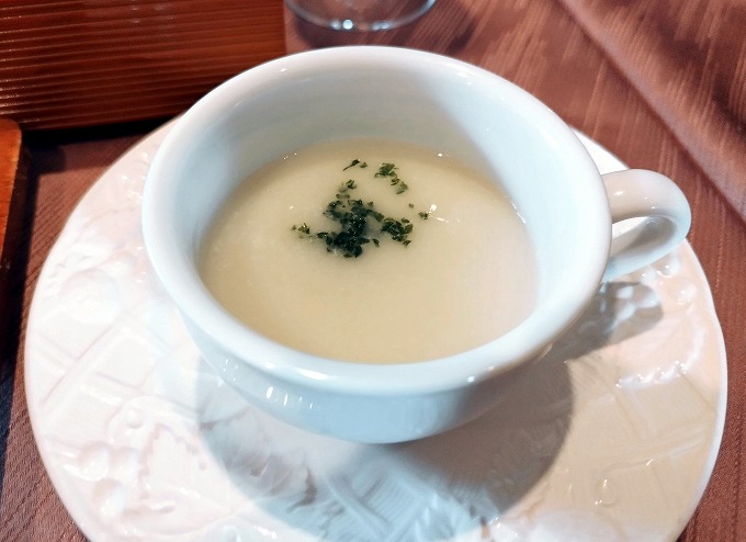 スープはカリフラワー ブィヨン仕立てスープ
