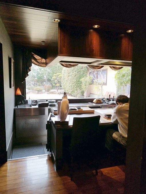 向こう側には大きな鉄板が設置されています。