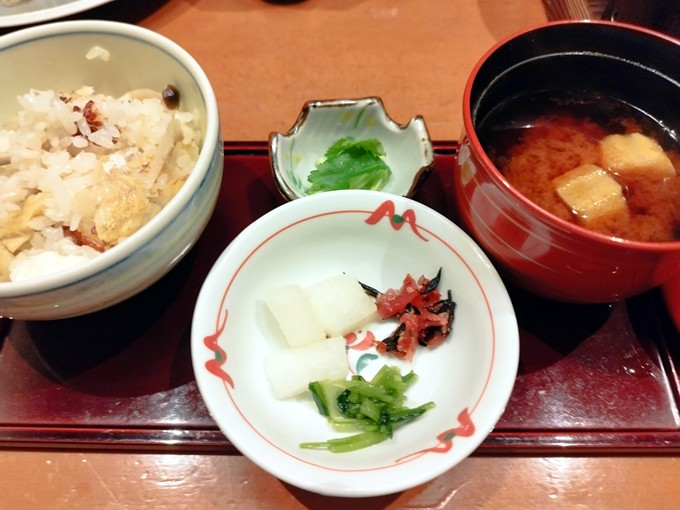 のどぐろと蟹の釜飯 赤だし 漬物