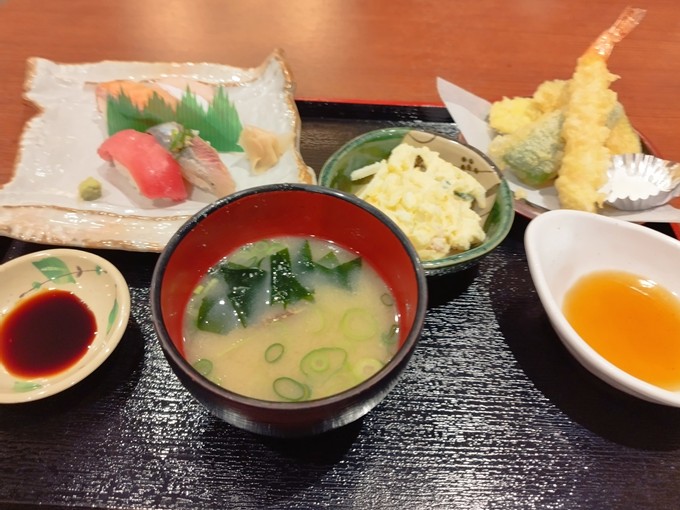 メンバー注文の「上にぎり寿司（4貫）定食」1375円です。