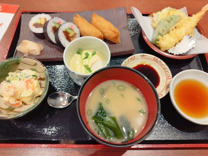 本日の注文は「助六寿司定食」1320円です